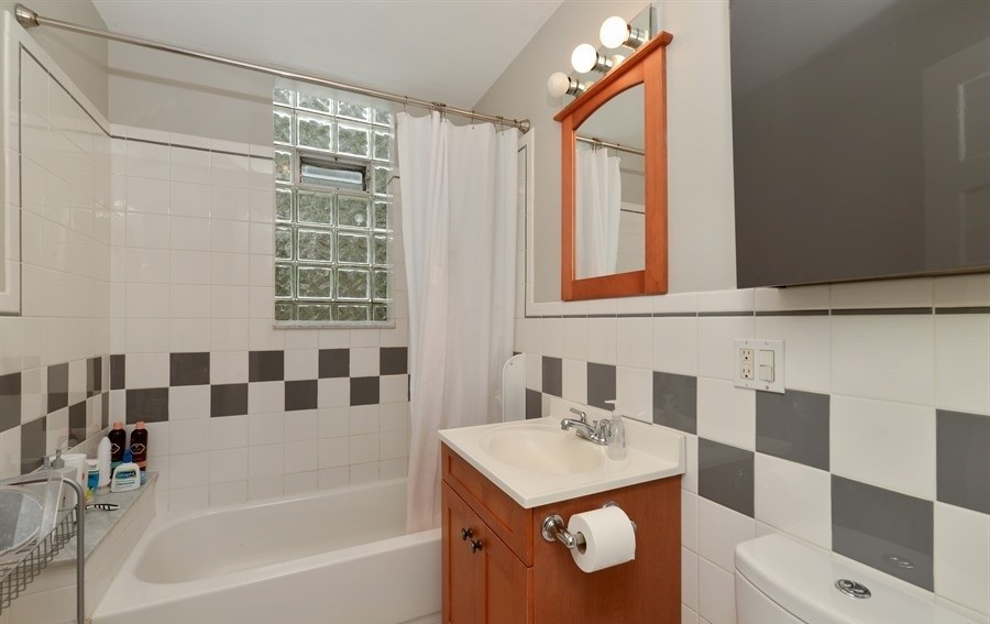 1246 W North Shore Avenue