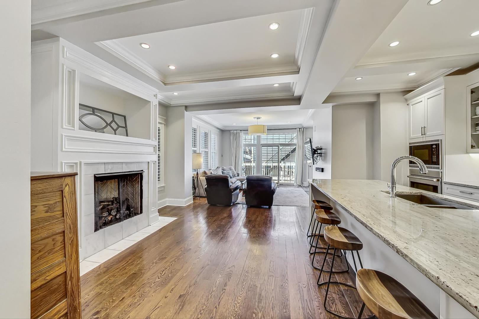 3828 N Paulina Street