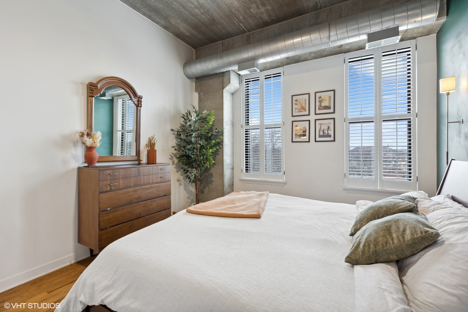 1635 W Belmont Avenue Unit: 604