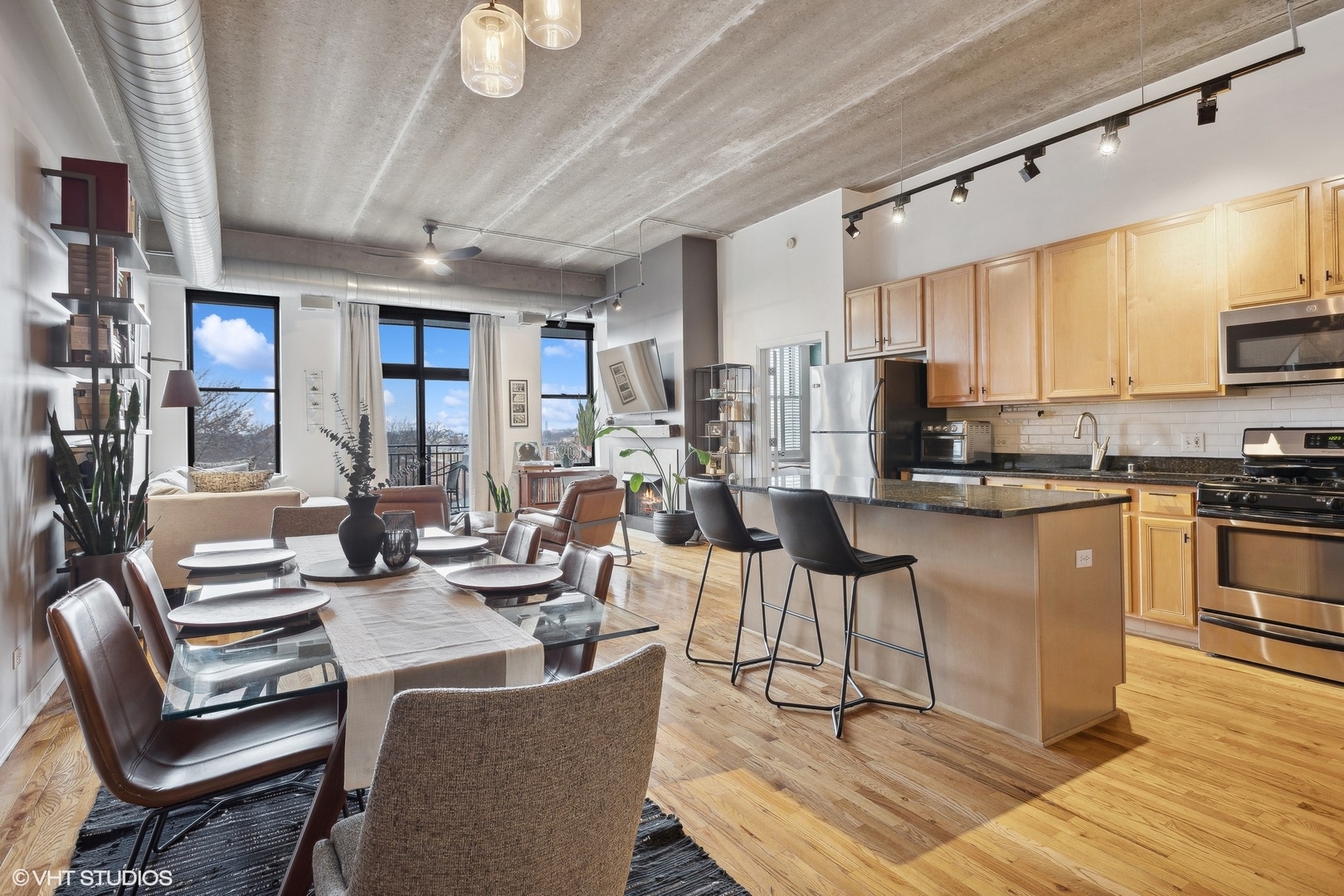 1635 W Belmont Avenue Unit: 604