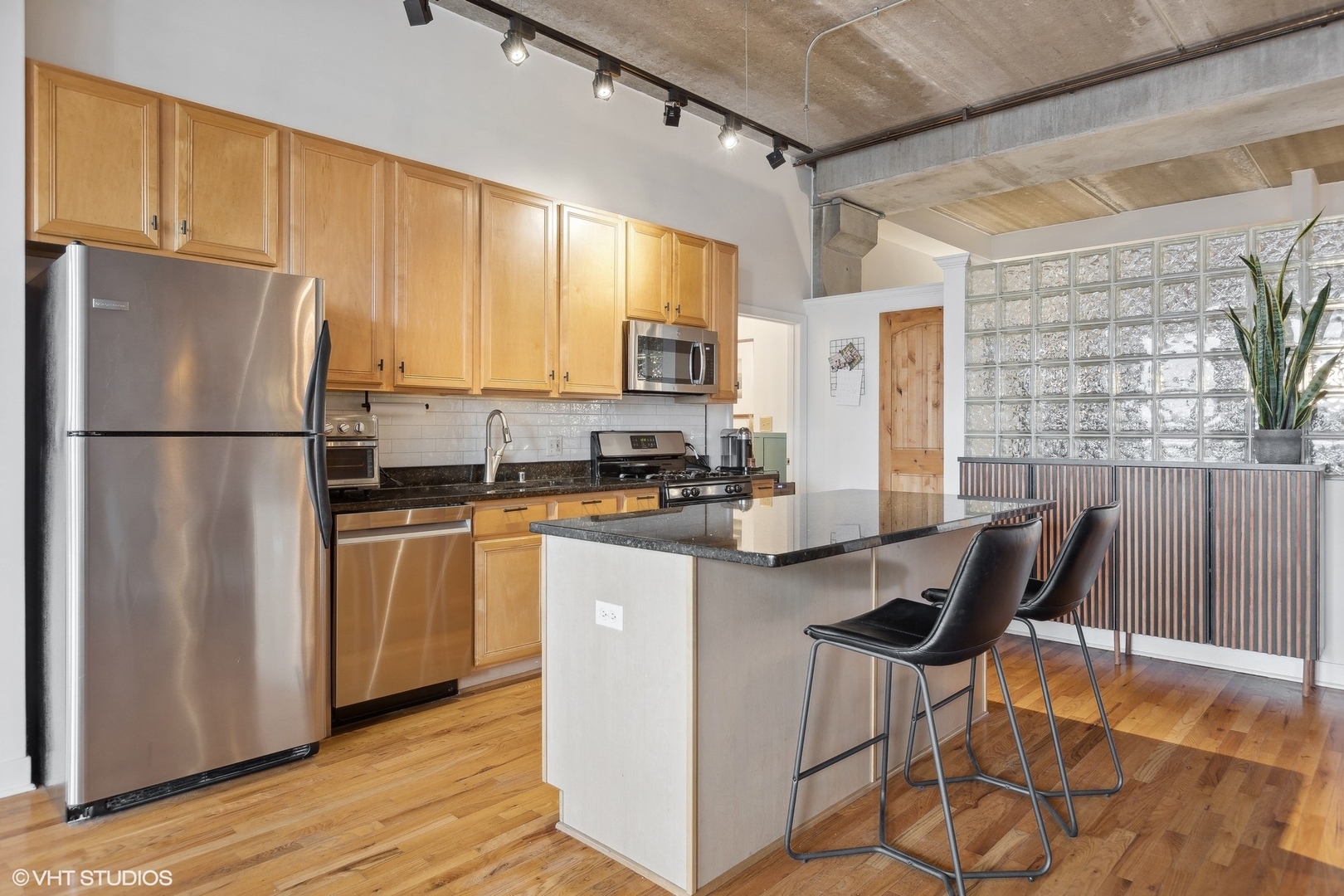 1635 W Belmont Avenue Unit: 604