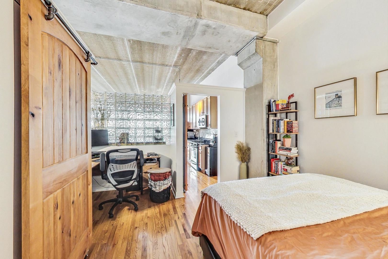 1635 W Belmont Avenue Unit: 604