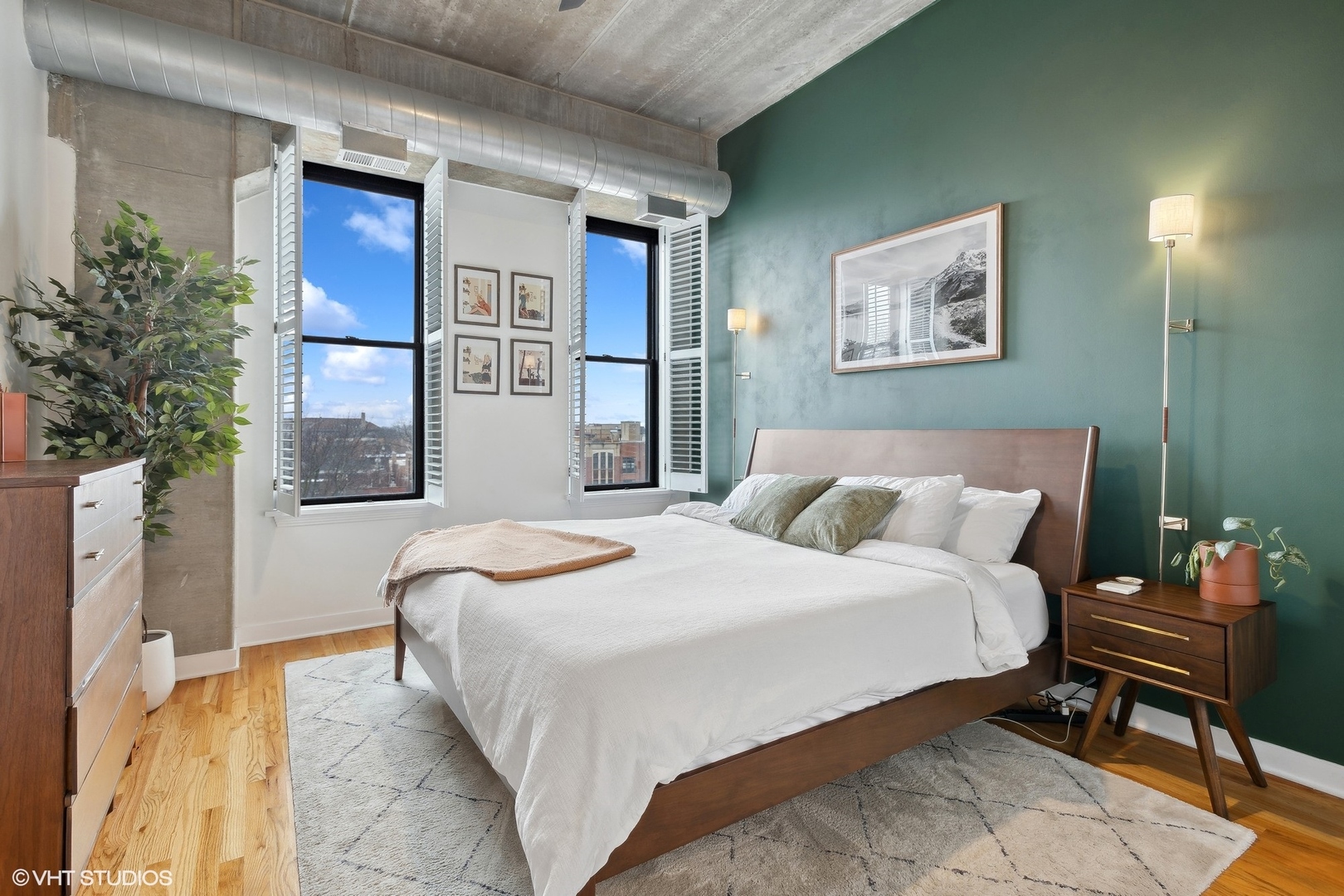 1635 W Belmont Avenue Unit: 604