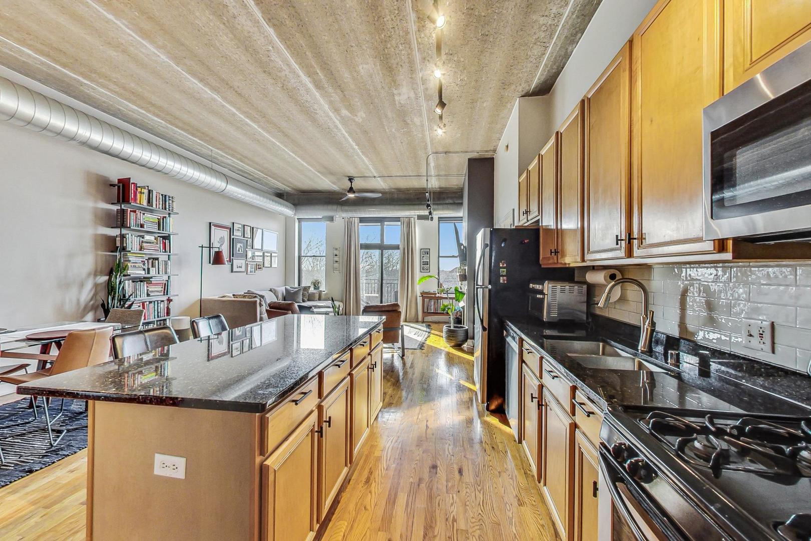 1635 W Belmont Avenue Unit: 604