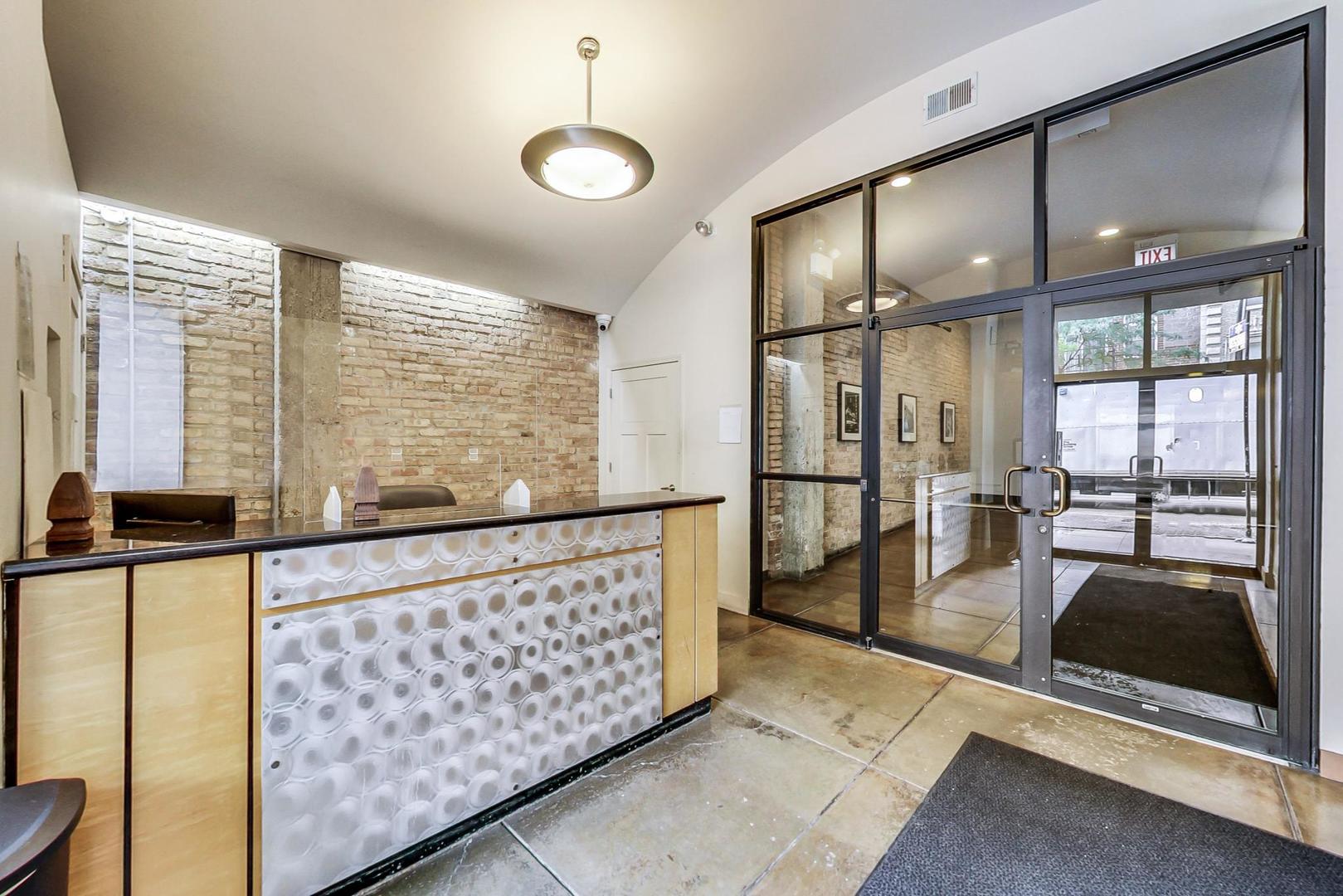 1635 W Belmont Avenue Unit: 604
