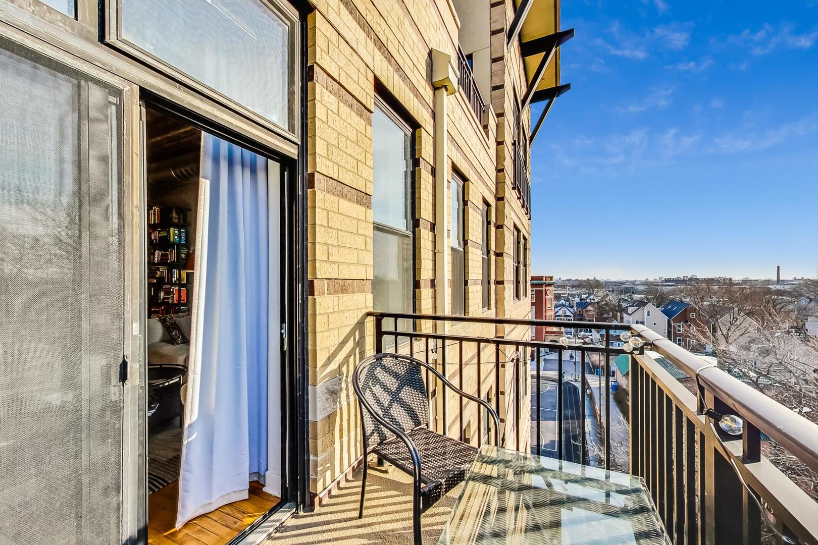 1635 W Belmont Avenue Unit: 604