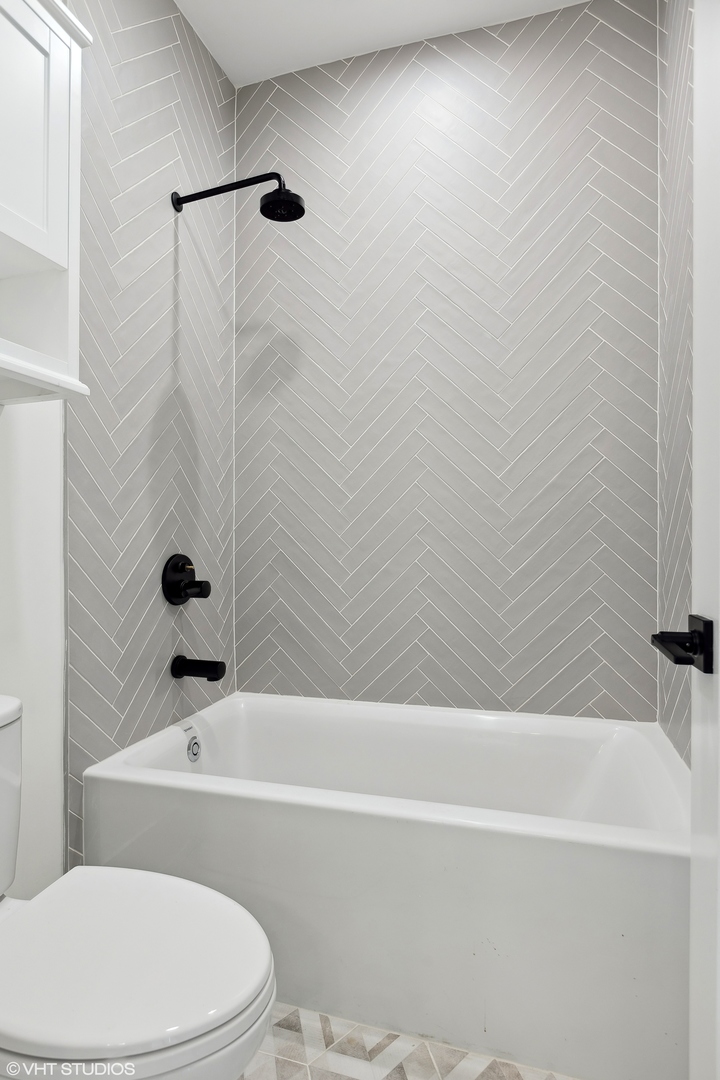 3725 N Oakley Avenue