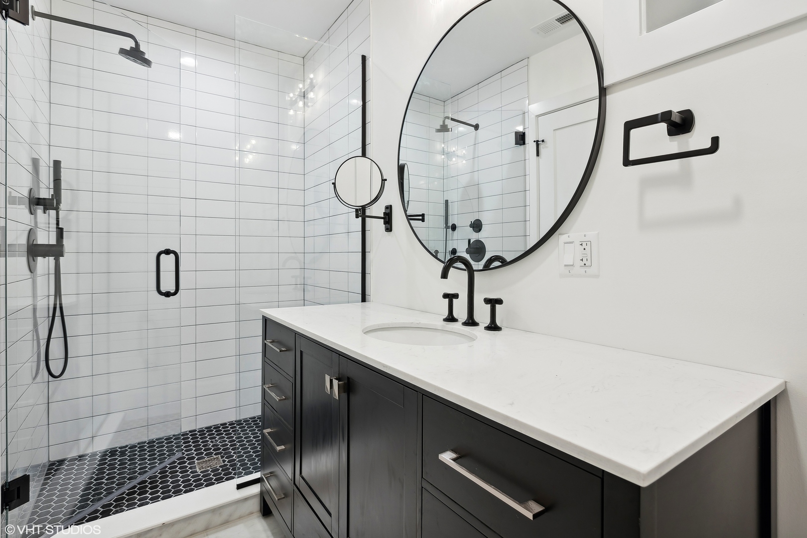 3725 N Oakley Avenue