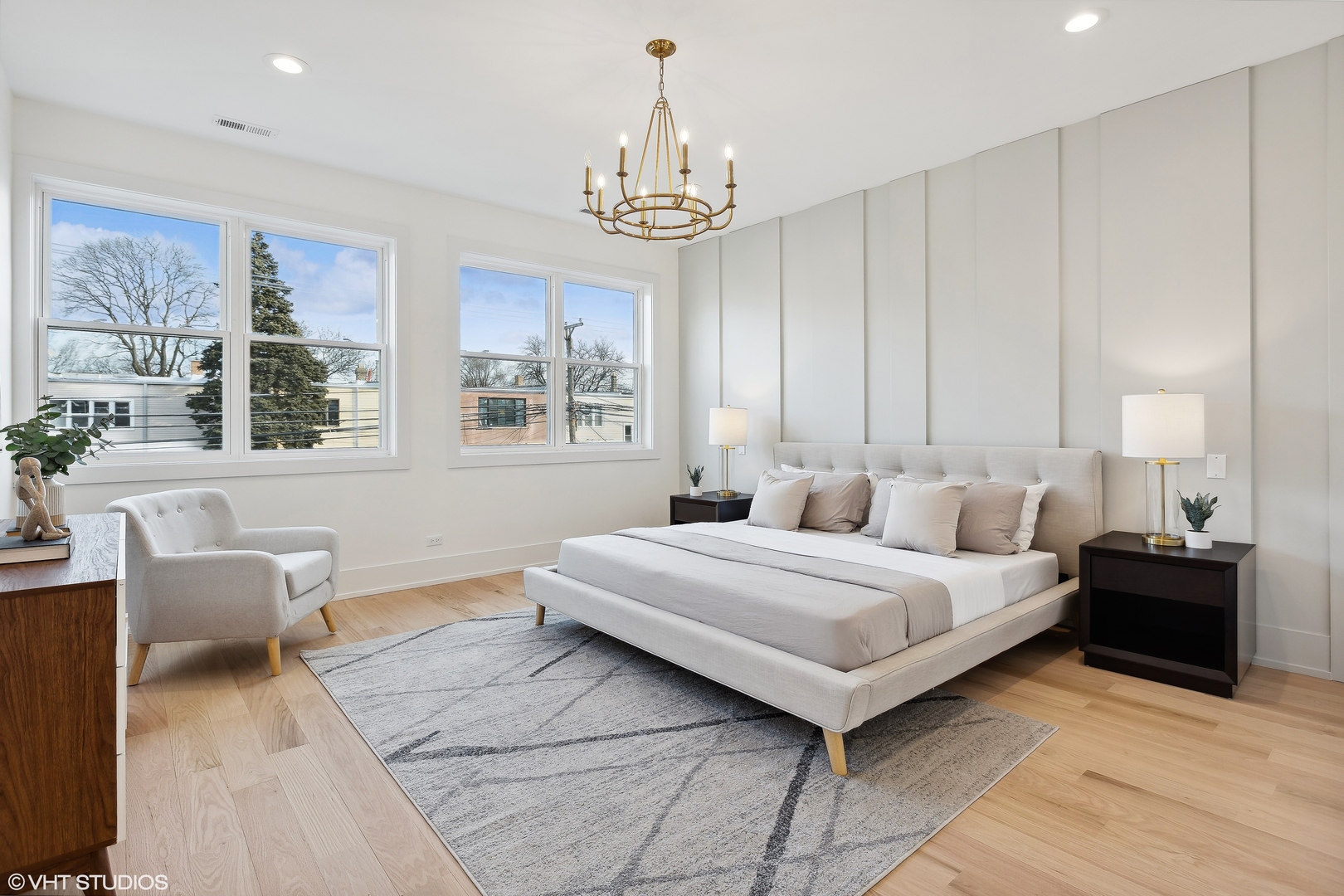 3725 N Oakley Avenue