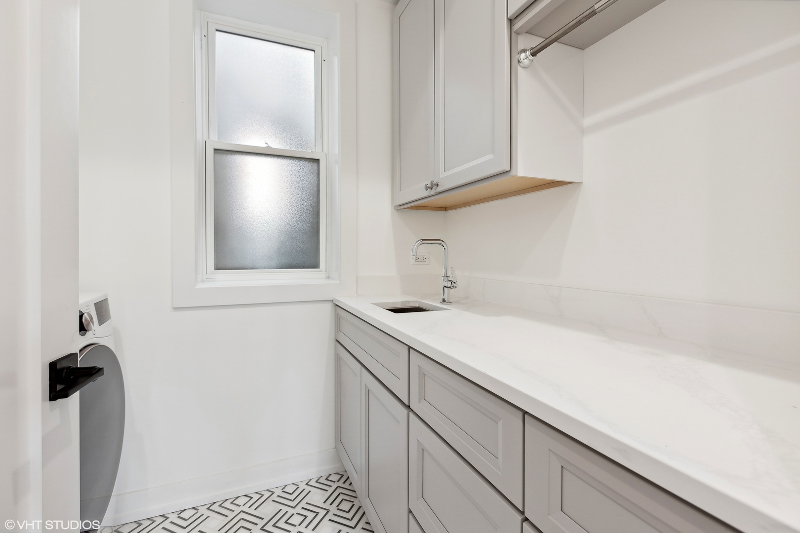 3725 N Oakley Avenue