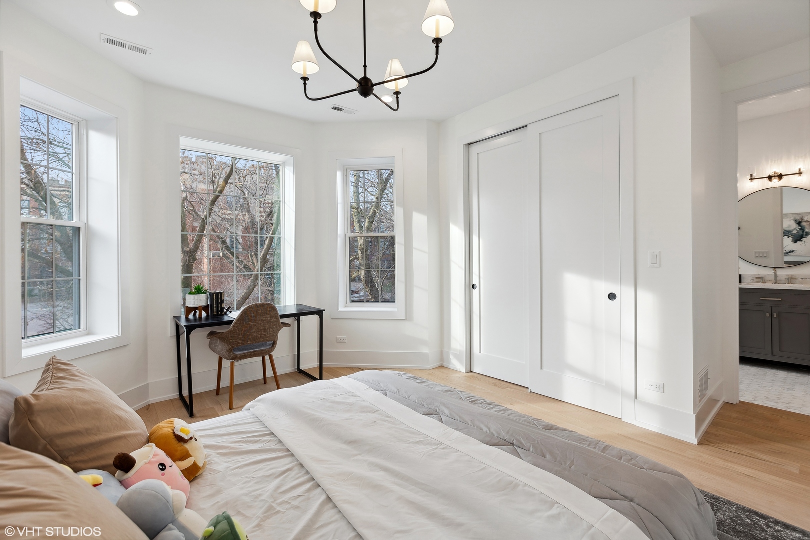 3725 N Oakley Avenue