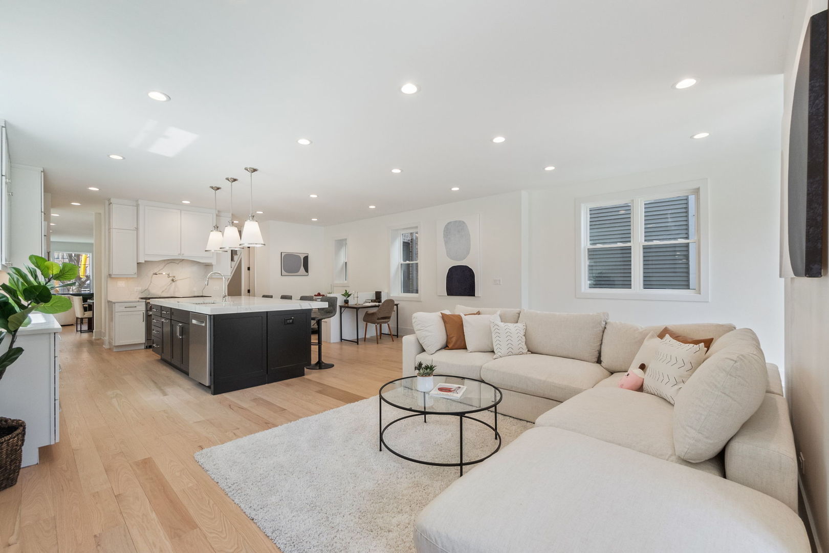 3725 N Oakley Avenue