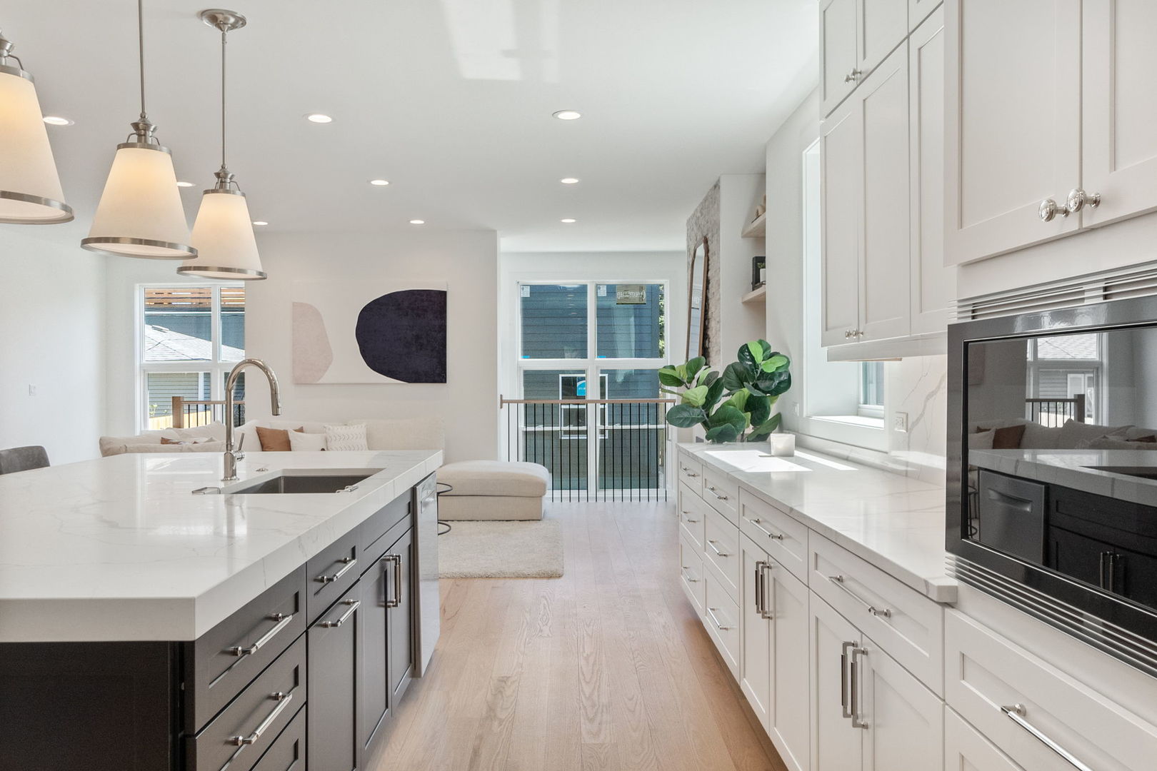 3725 N Oakley Avenue