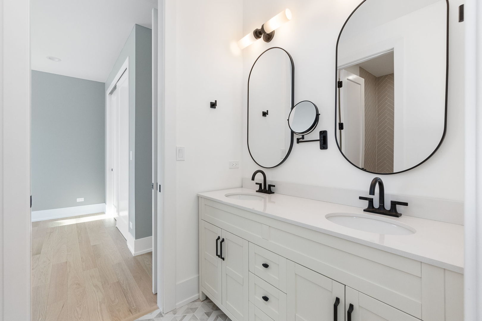 3725 N Oakley Avenue