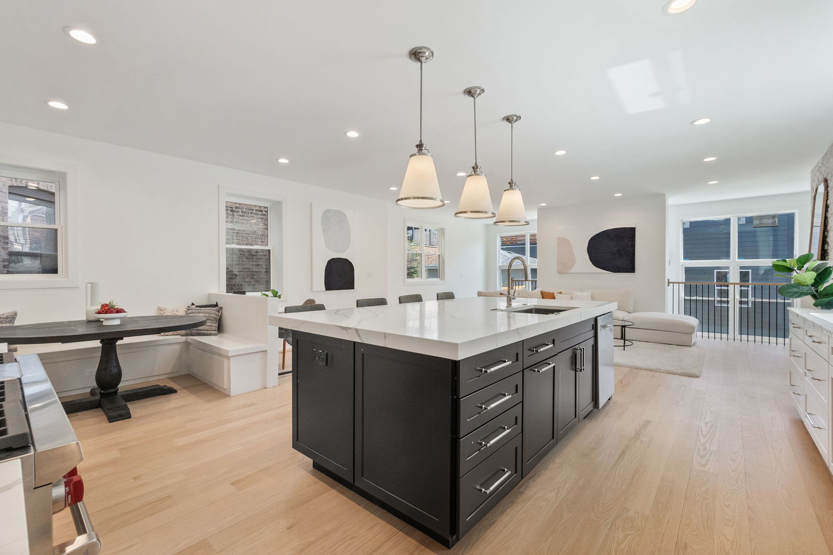 3725 N Oakley Avenue