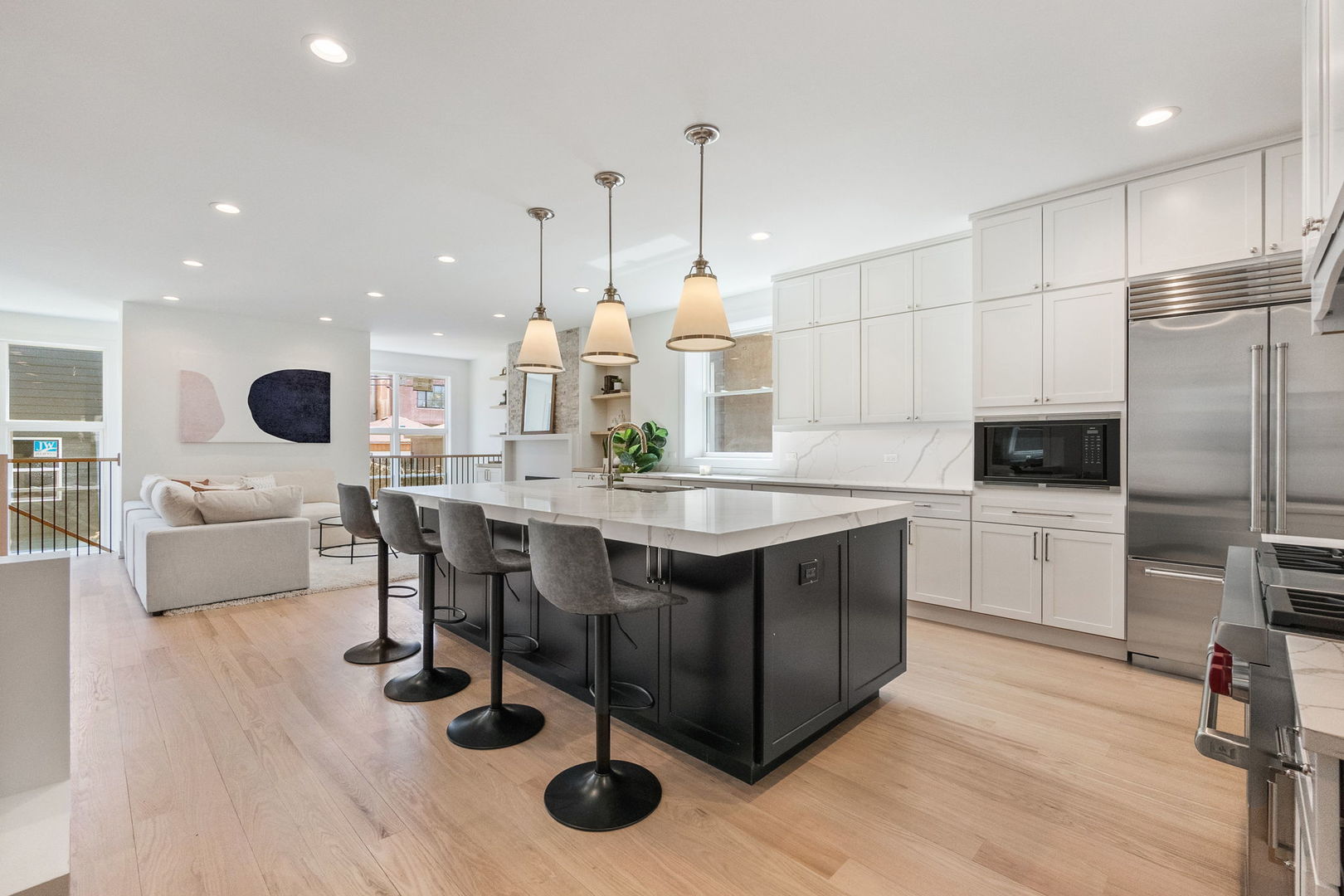 3725 N Oakley Avenue