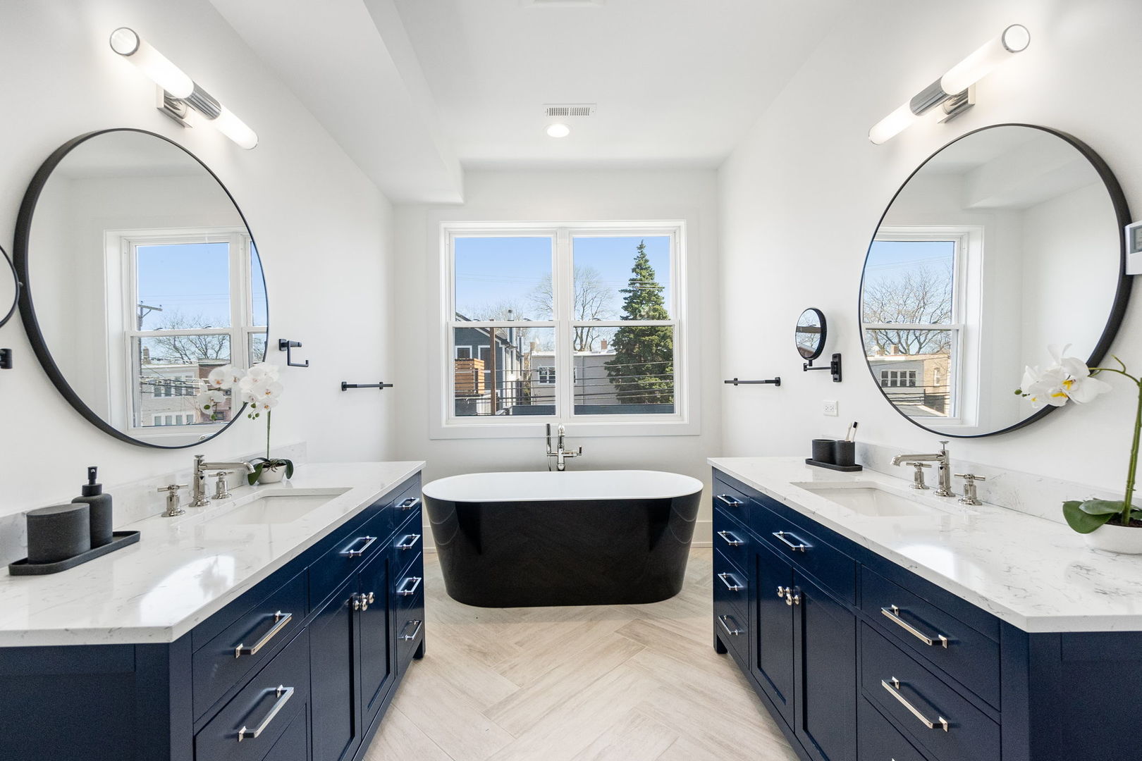 3725 N Oakley Avenue