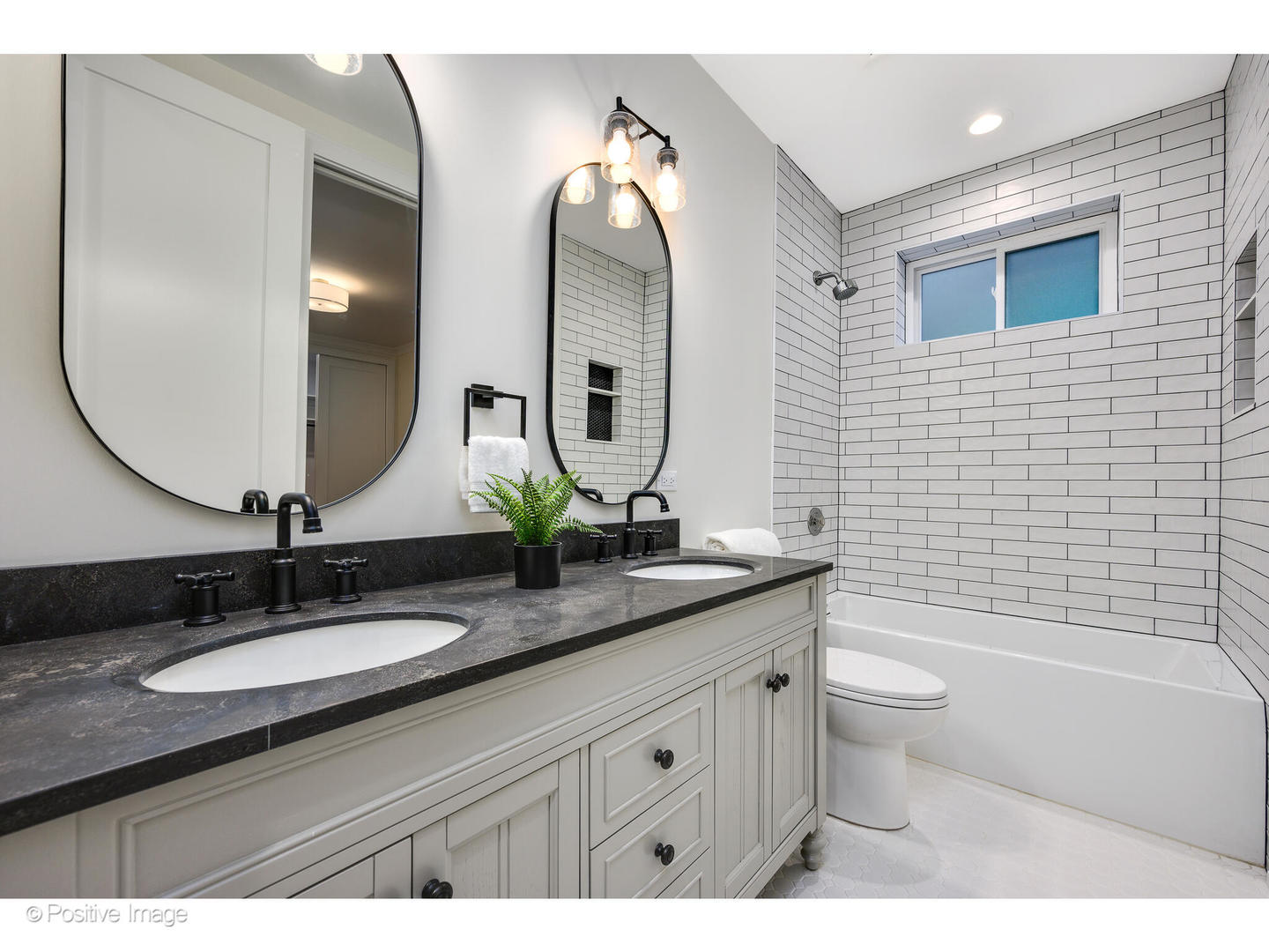 3930 N Claremont Avenue