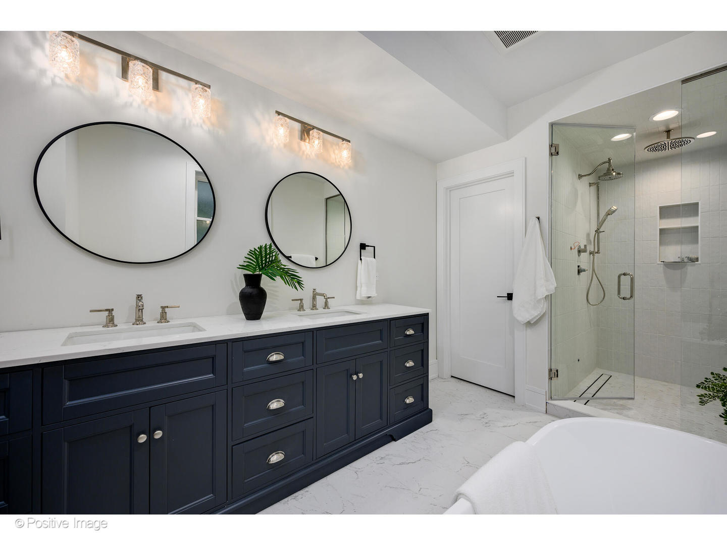 3930 N Claremont Avenue