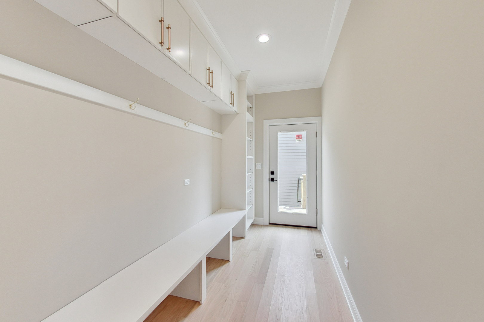 3835 N HERMITAGE Avenue