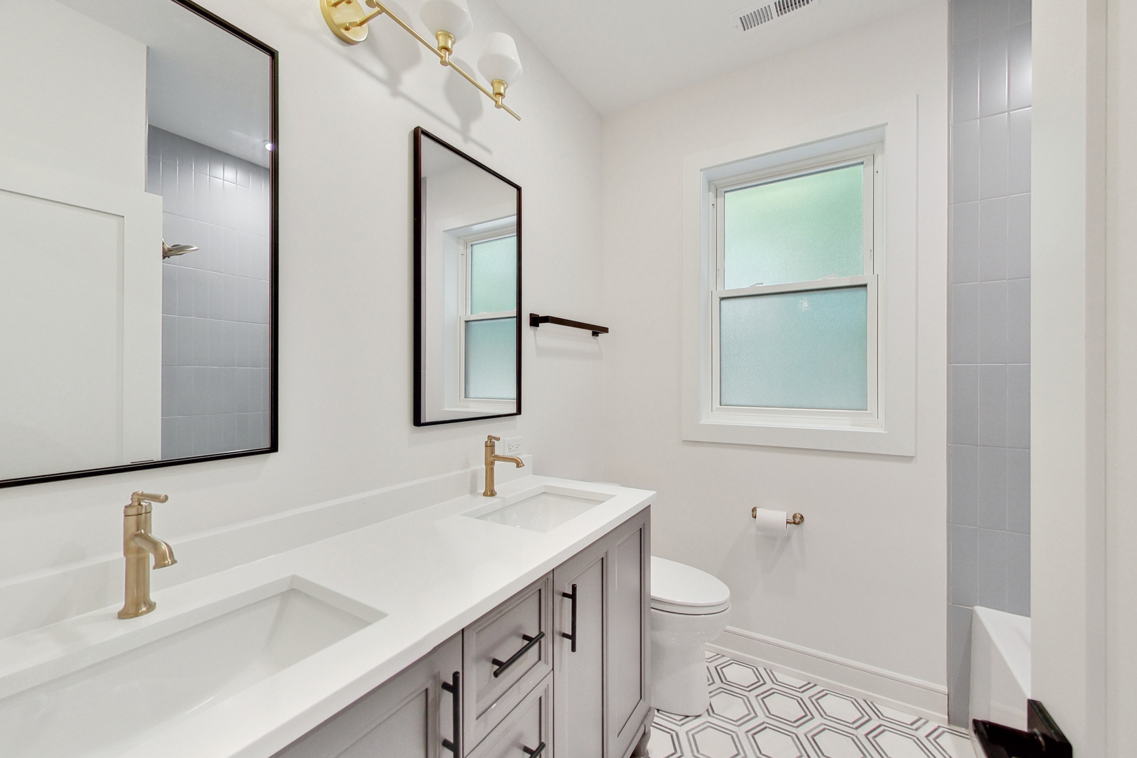 3835 N HERMITAGE Avenue