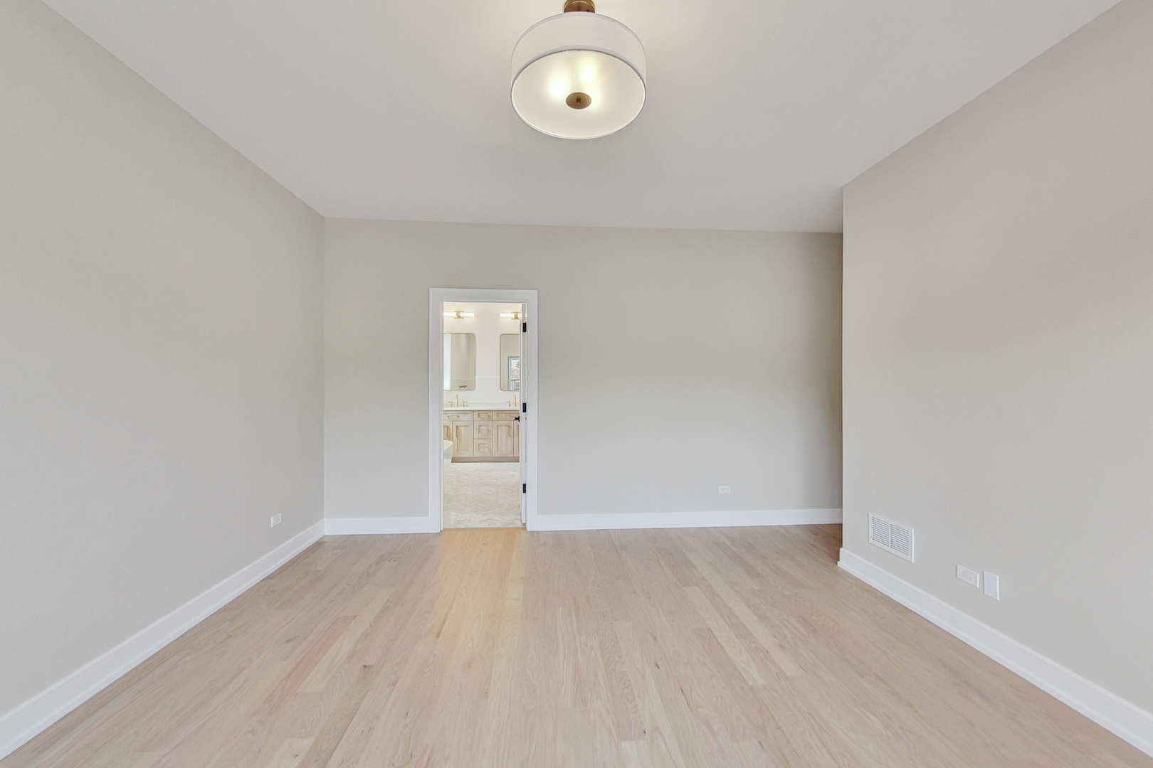 3835 N HERMITAGE Avenue