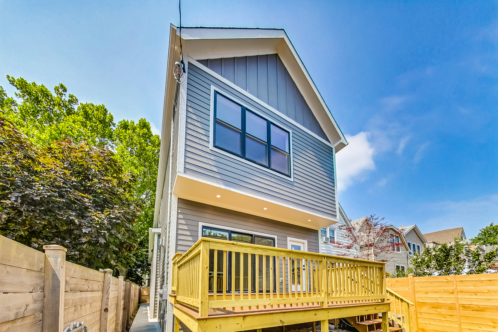 3835 N HERMITAGE Avenue