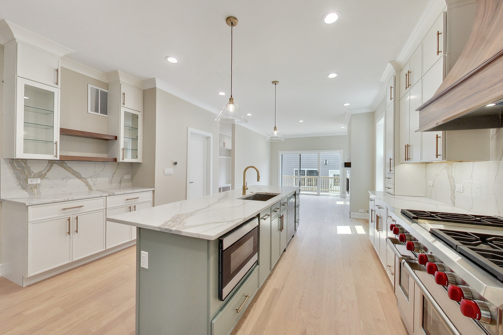 3835 N HERMITAGE Avenue