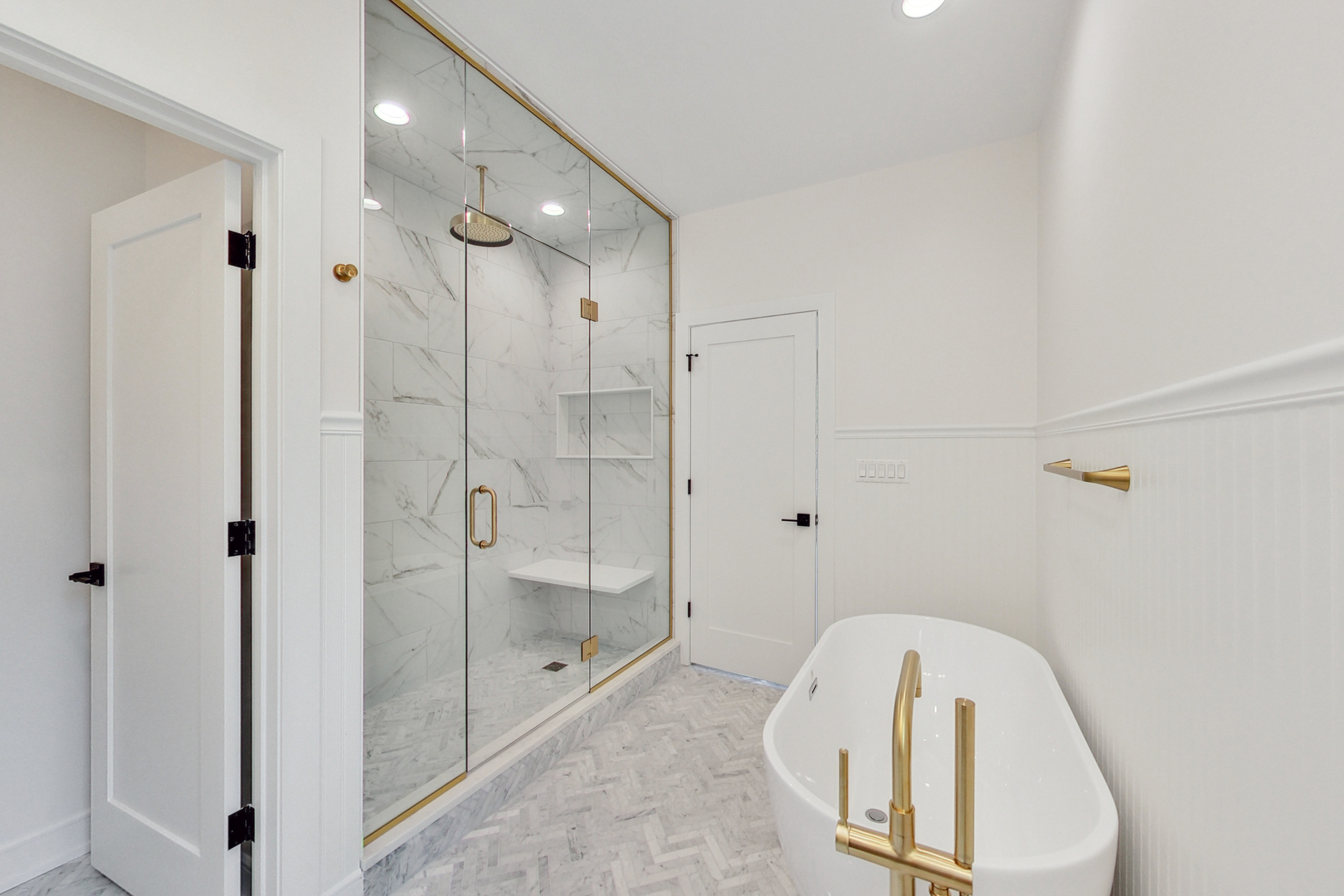 3835 N HERMITAGE Avenue