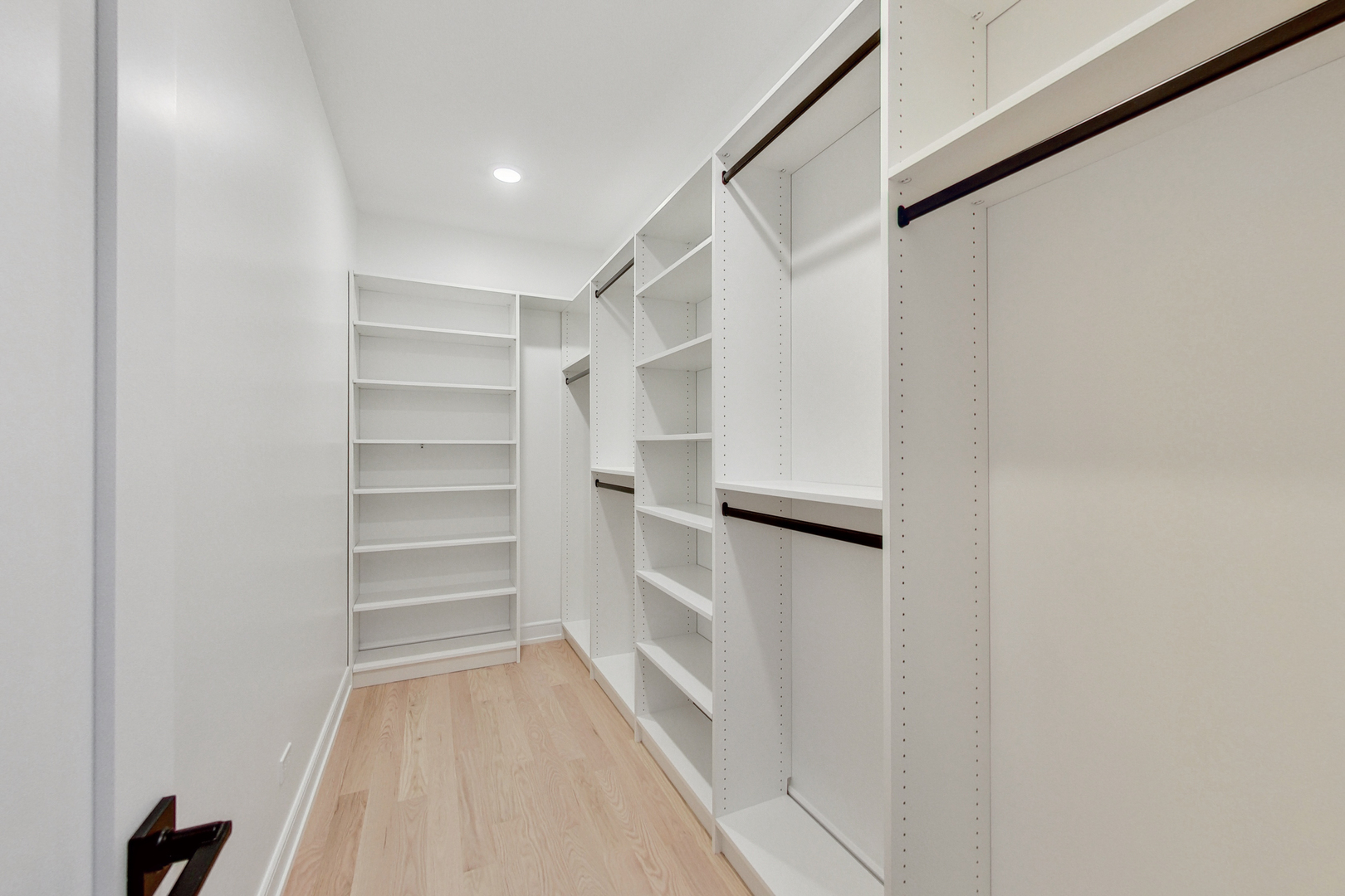 3835 N HERMITAGE Avenue