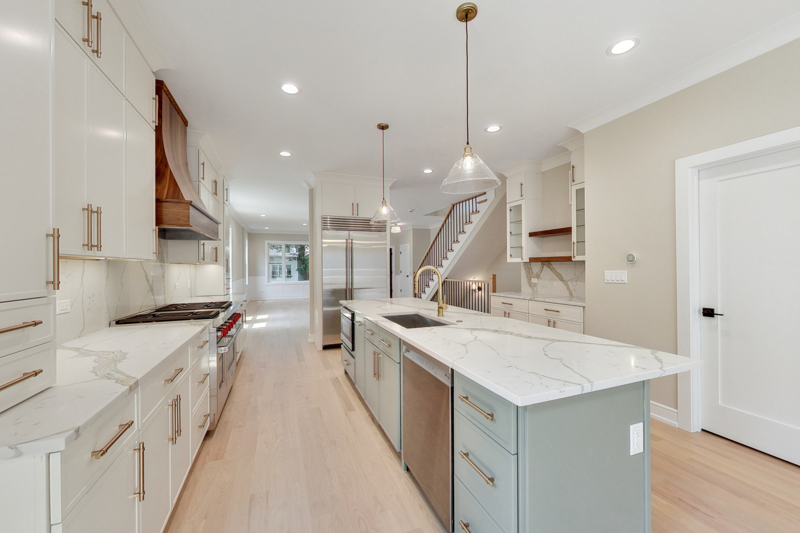 3835 N HERMITAGE Avenue