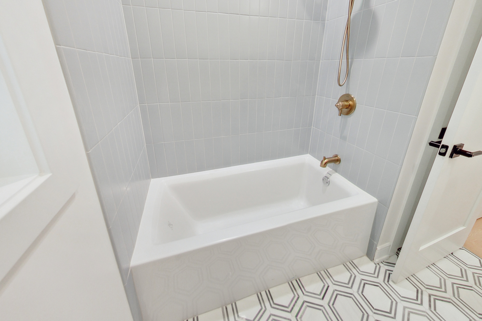 3835 N HERMITAGE Avenue