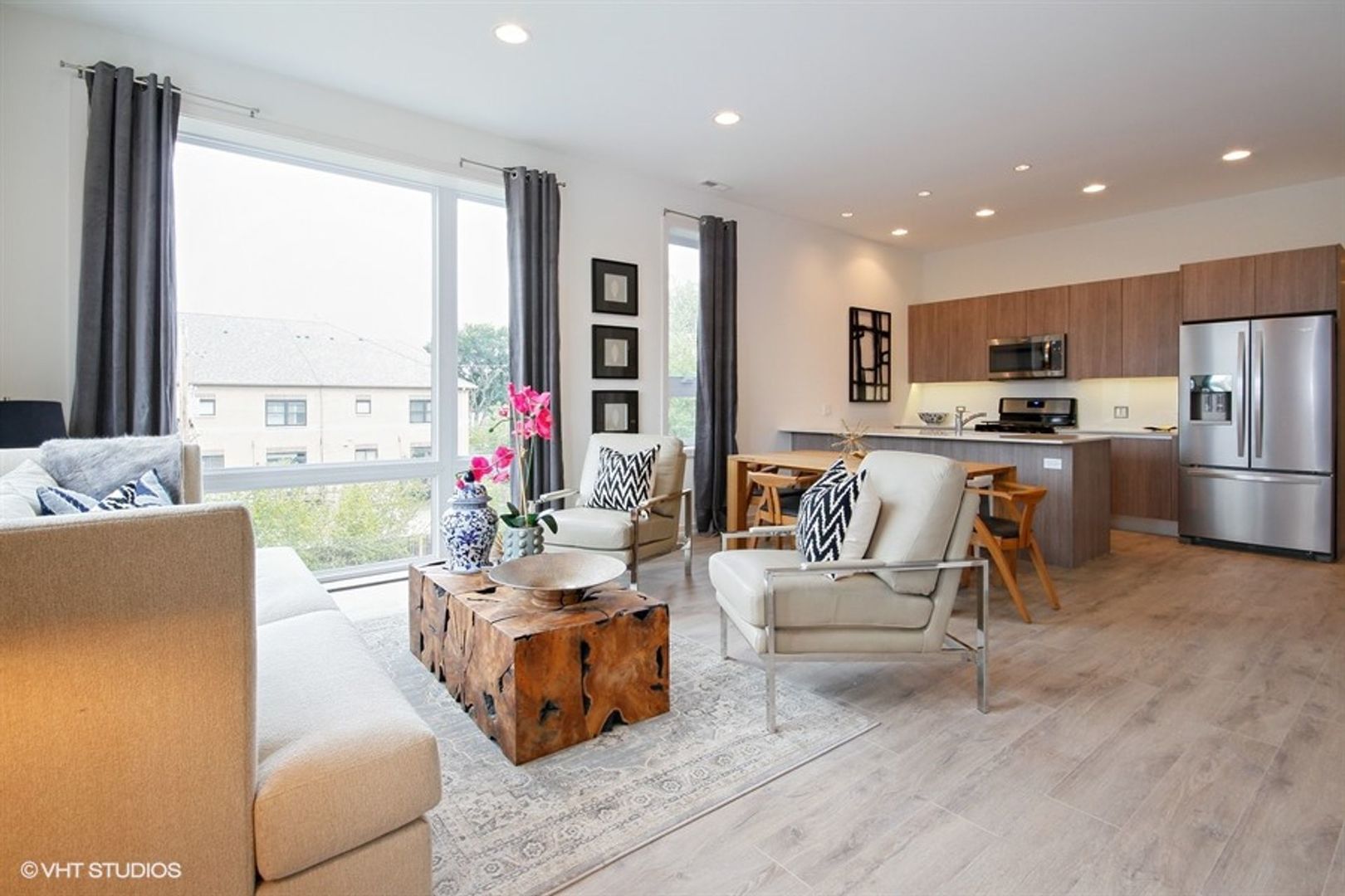 4111 N NARRAGANSETT Avenue Unit: 201