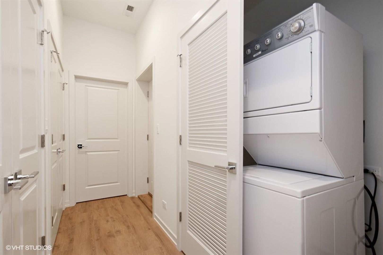 4111 N NARRAGANSETT Avenue Unit: 201