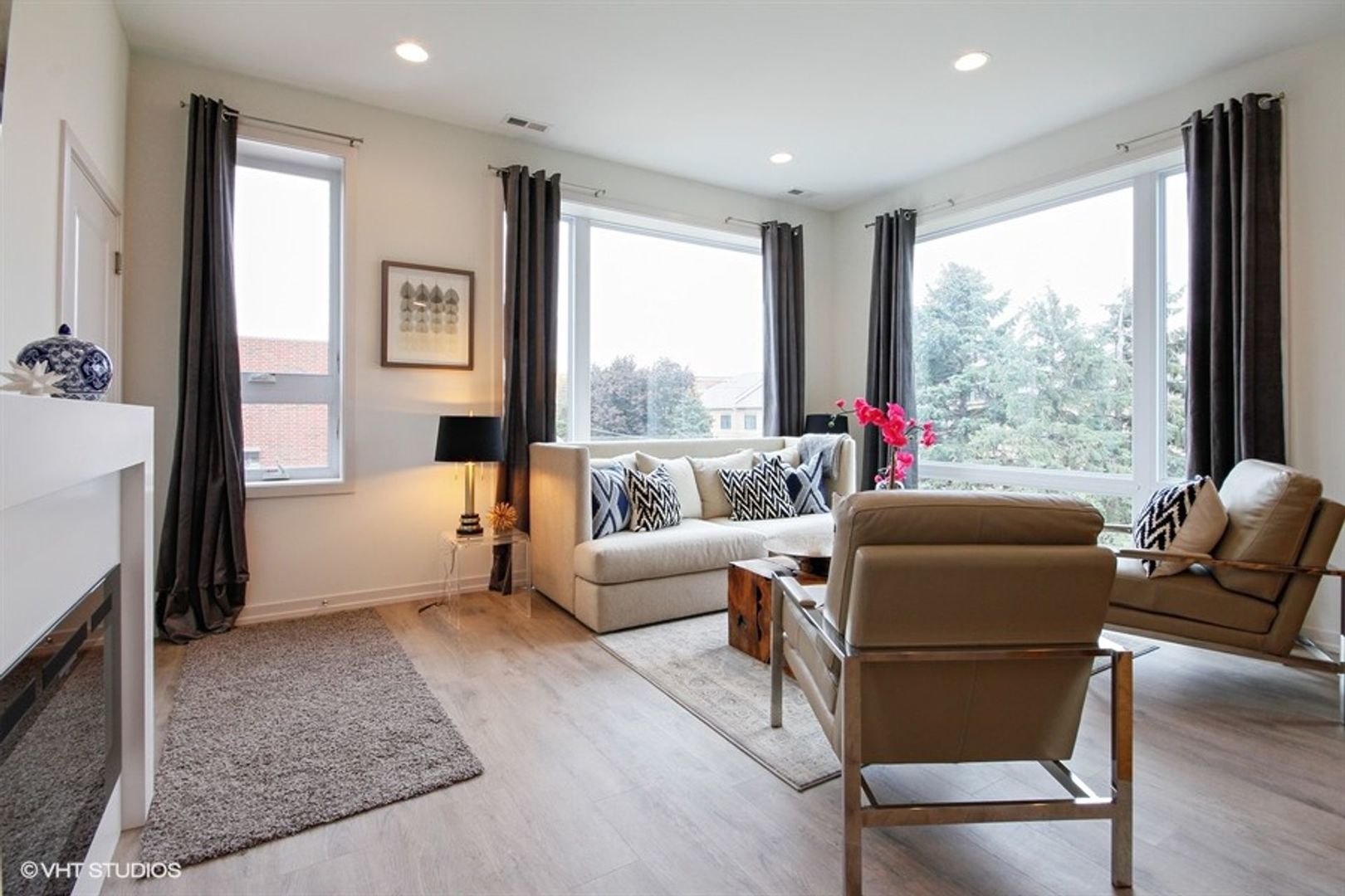 4111 N NARRAGANSETT Avenue Unit: 201