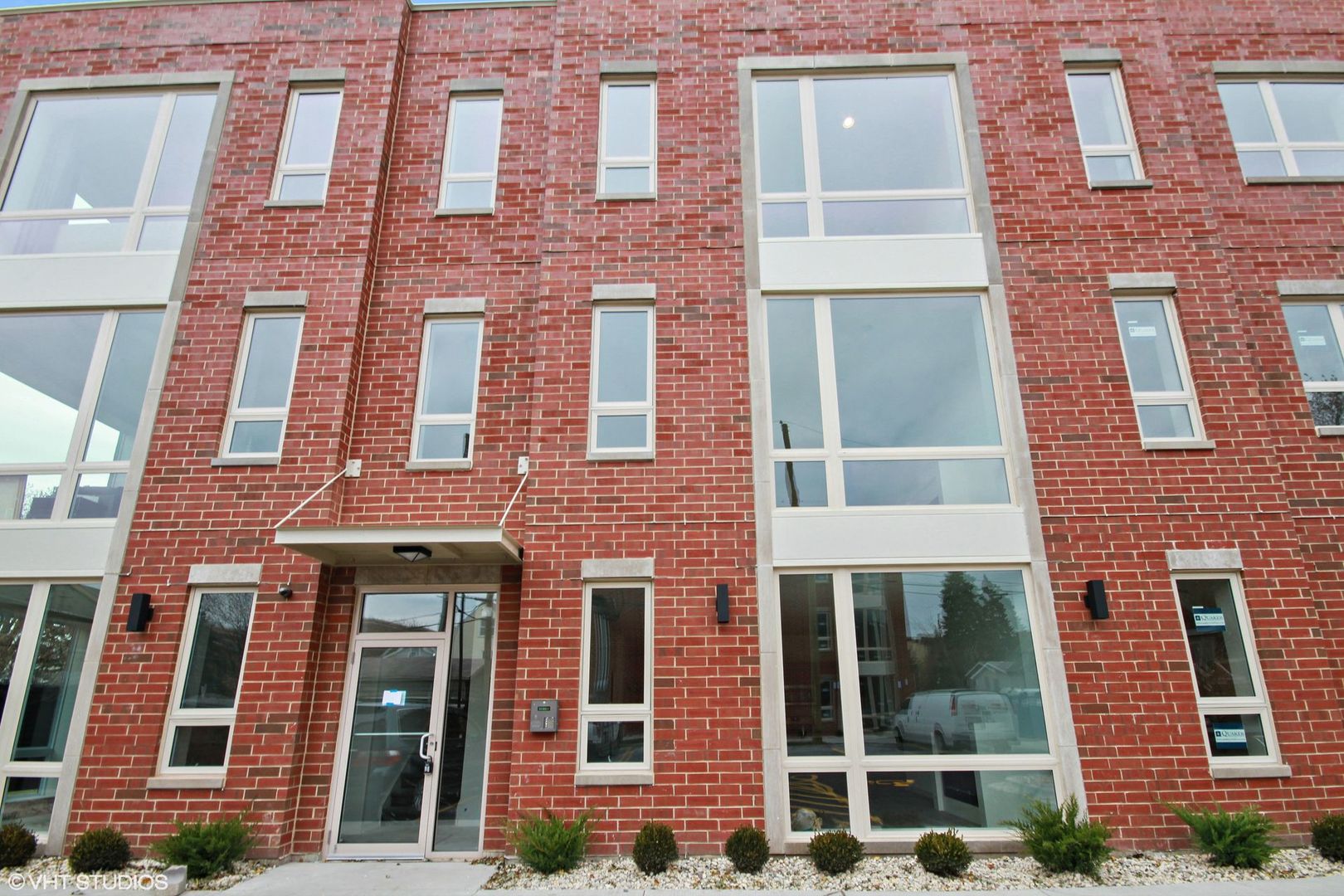 4111 N NARRAGANSETT Avenue Unit: 201