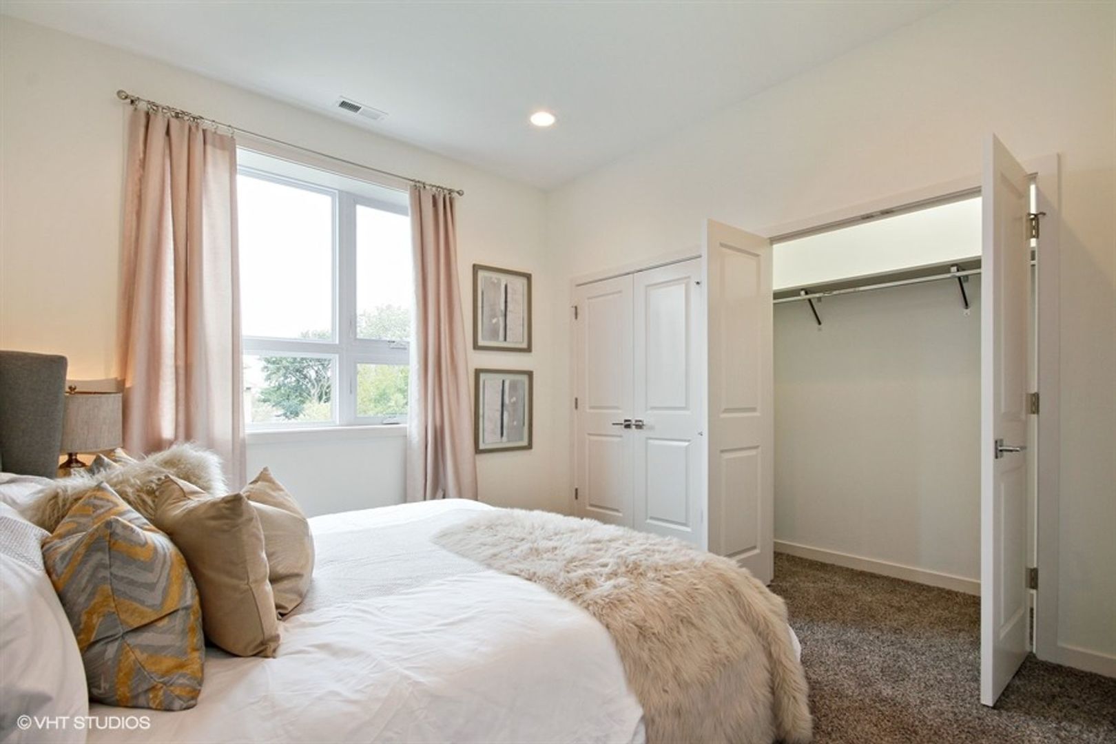 4111 N NARRAGANSETT Avenue Unit: 201