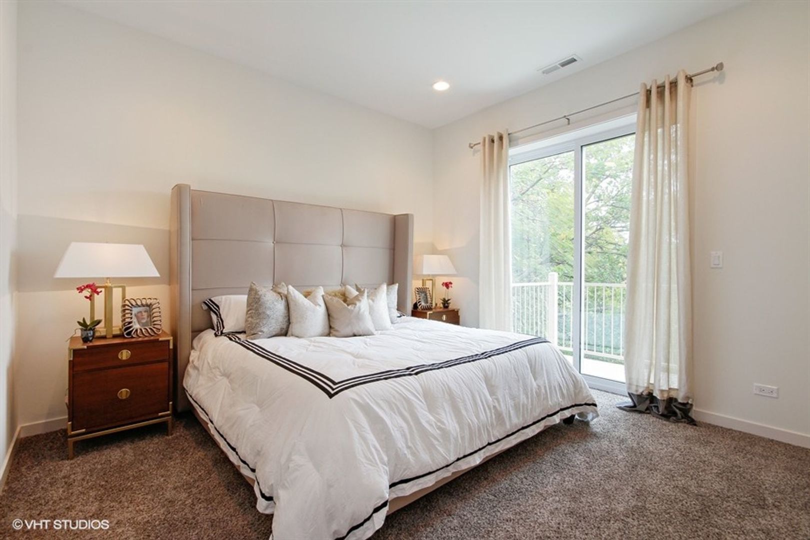 4111 N NARRAGANSETT Avenue Unit: 201