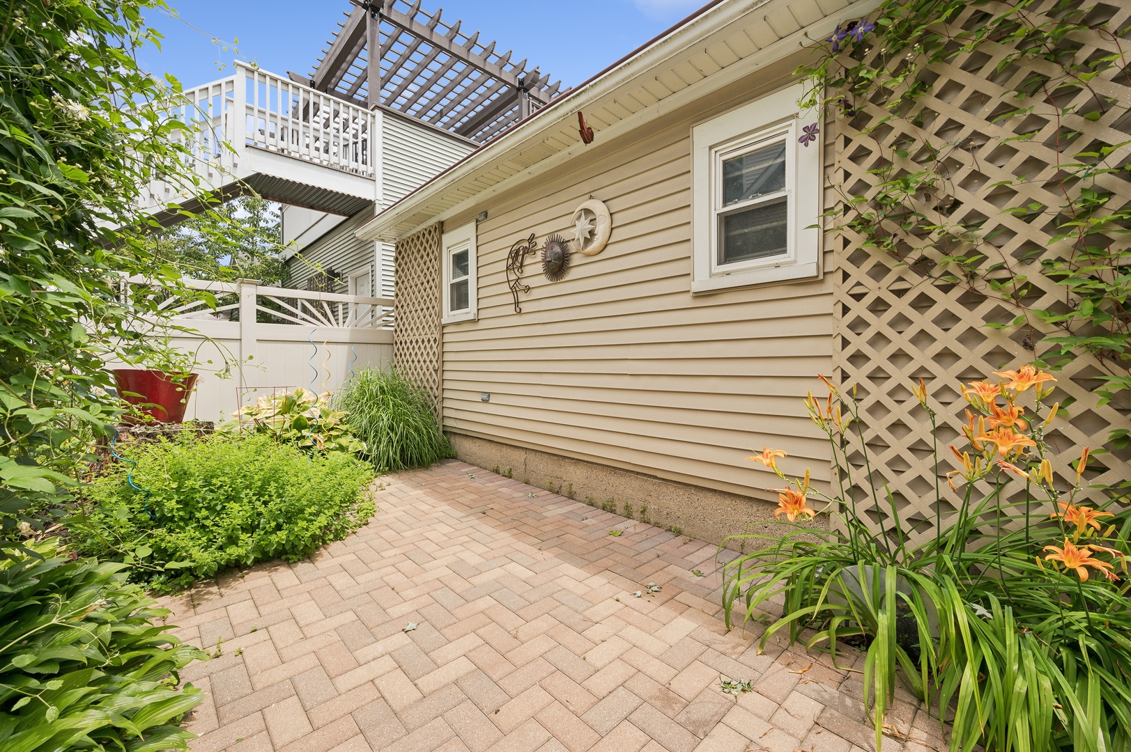 3719 N Bosworth Avenue