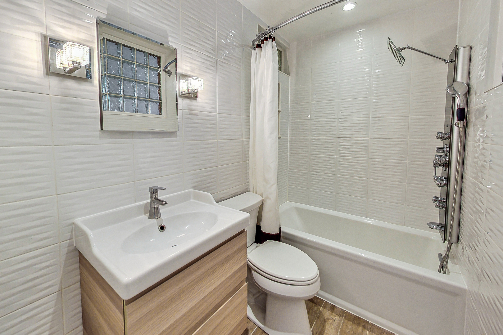 1713 W Beach Avenue Unit: 2N