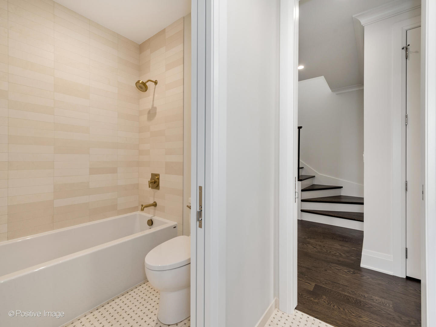 3511 N Bosworth Avenue Unit: PH