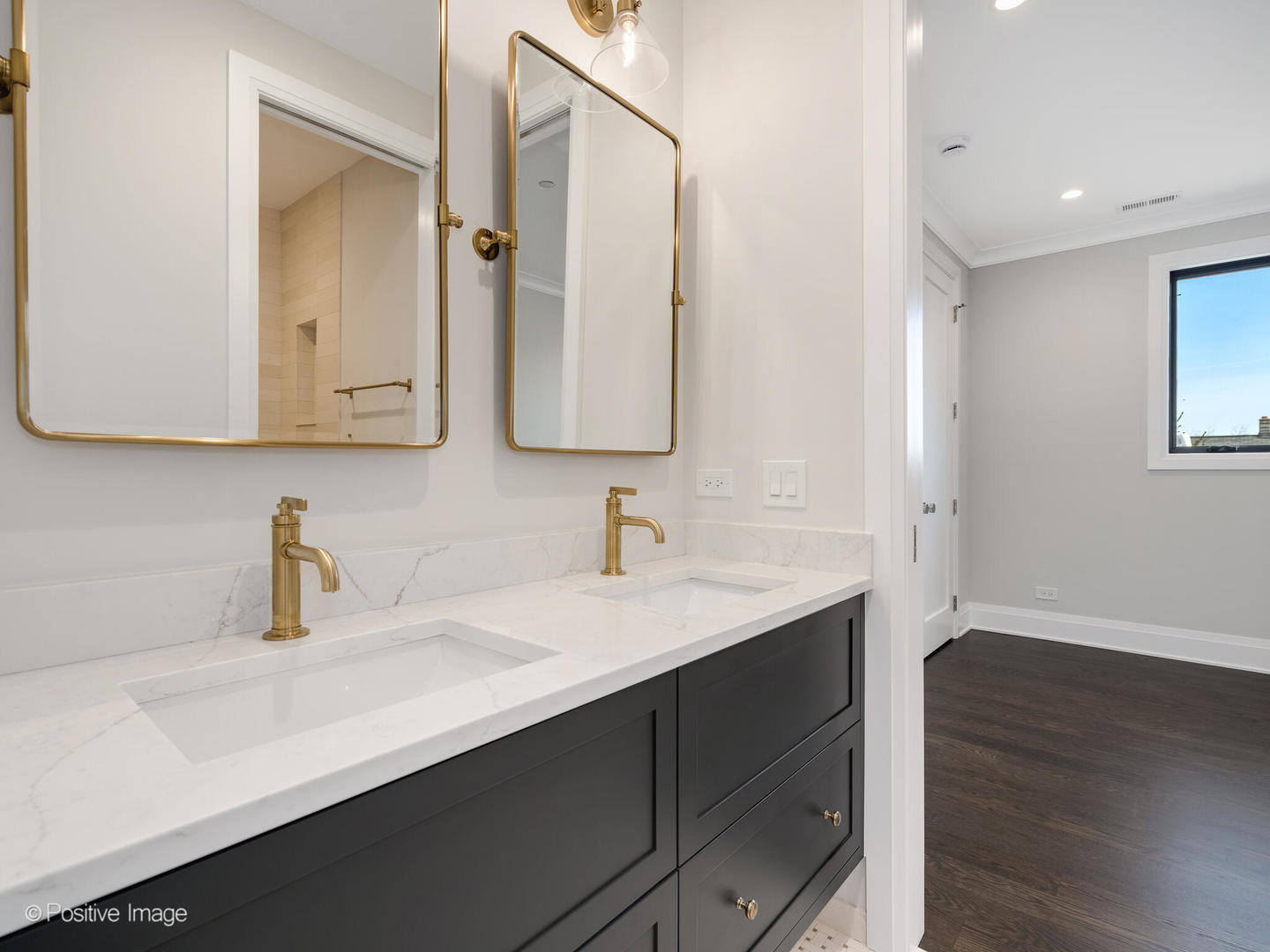 3511 N Bosworth Avenue Unit: PH