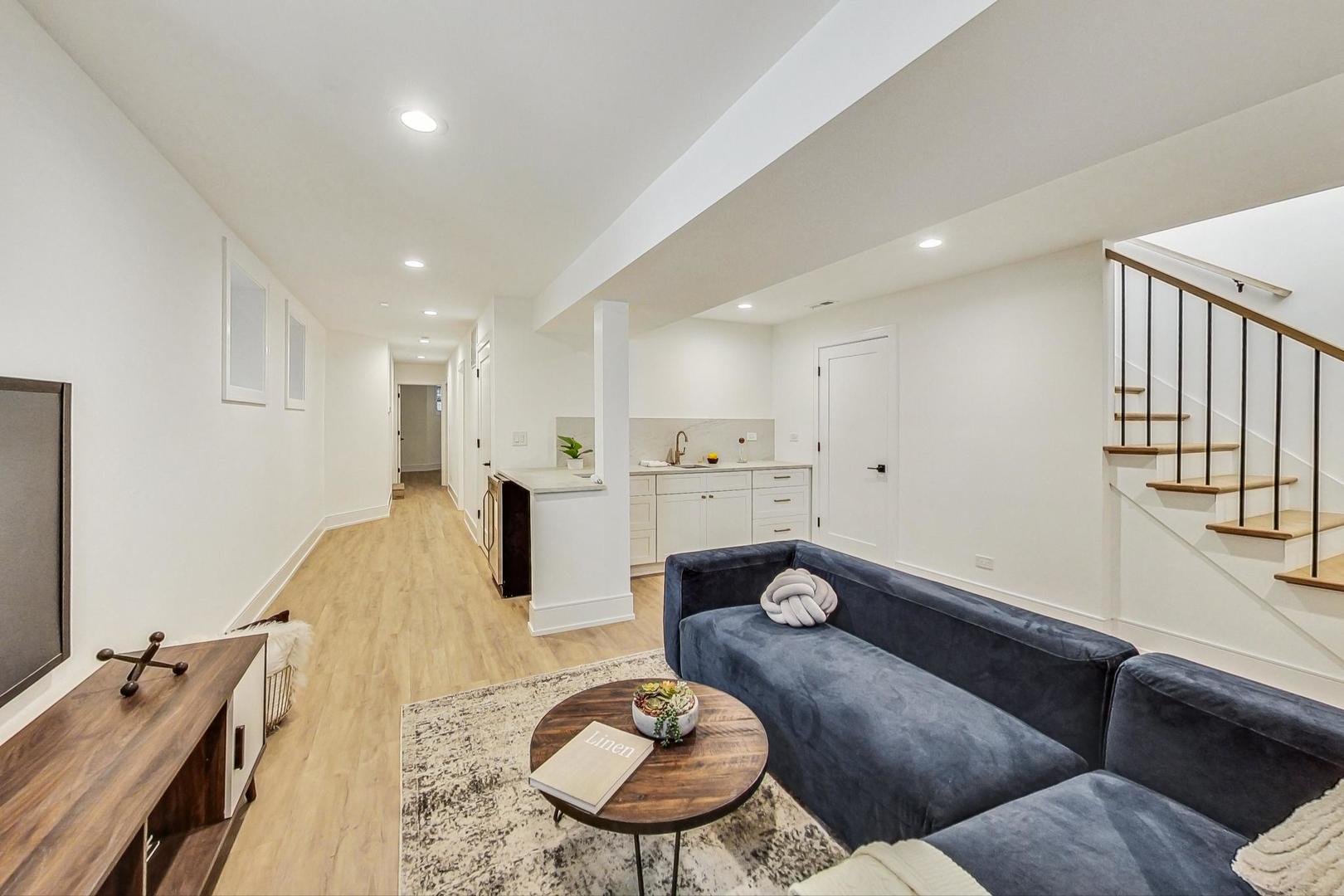 3922 N Paulina Street