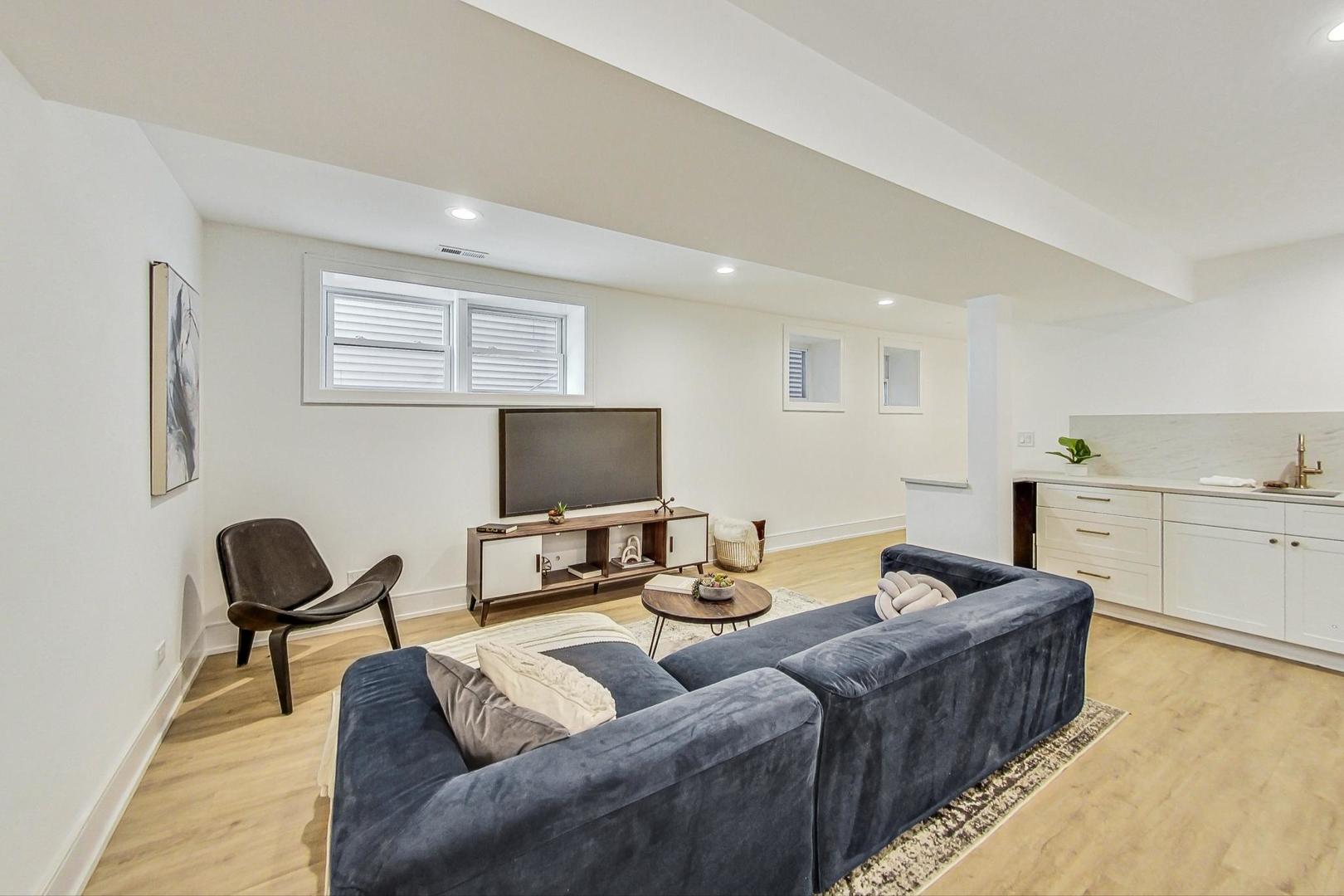 3922 N Paulina Street