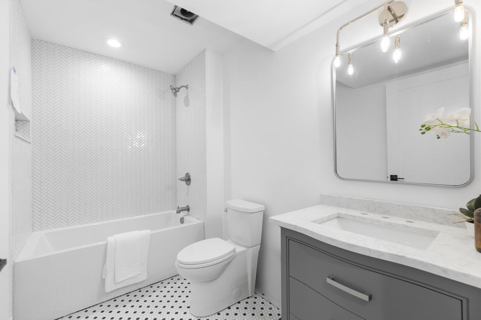 3922 N Paulina Street