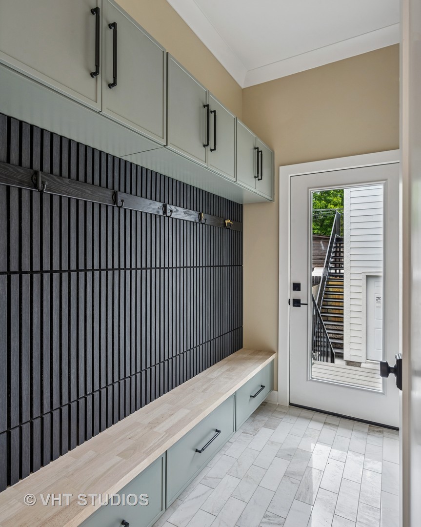 2124 W Waveland Avenue