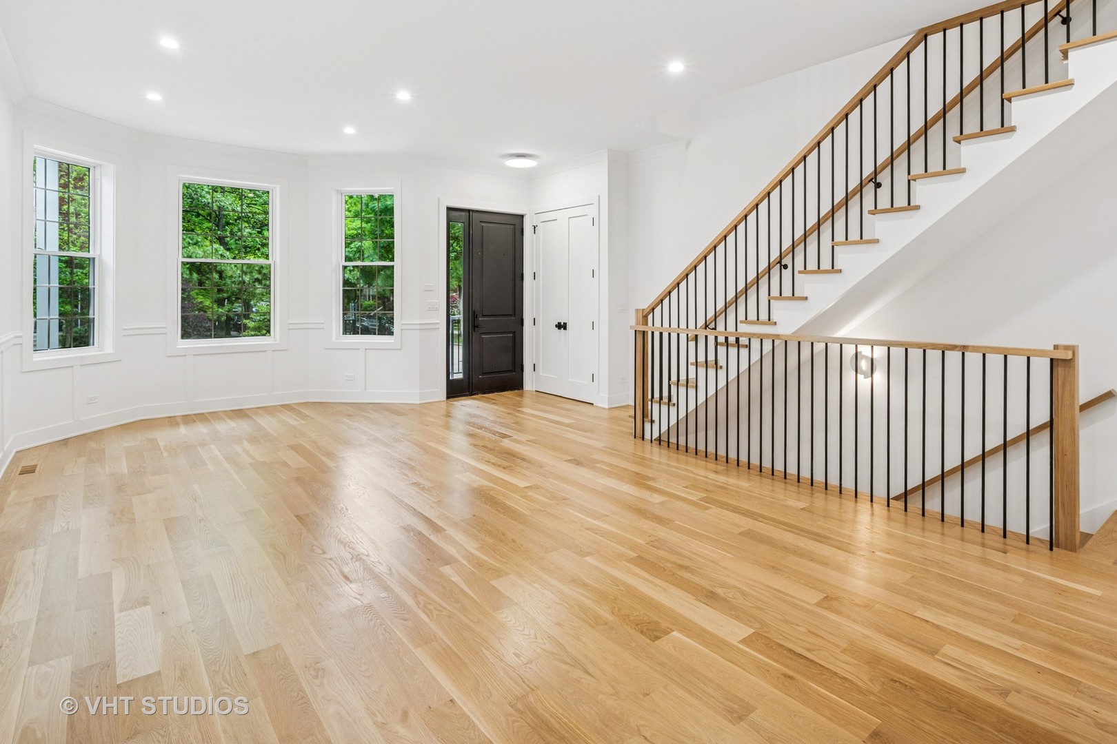 2124 W Waveland Avenue