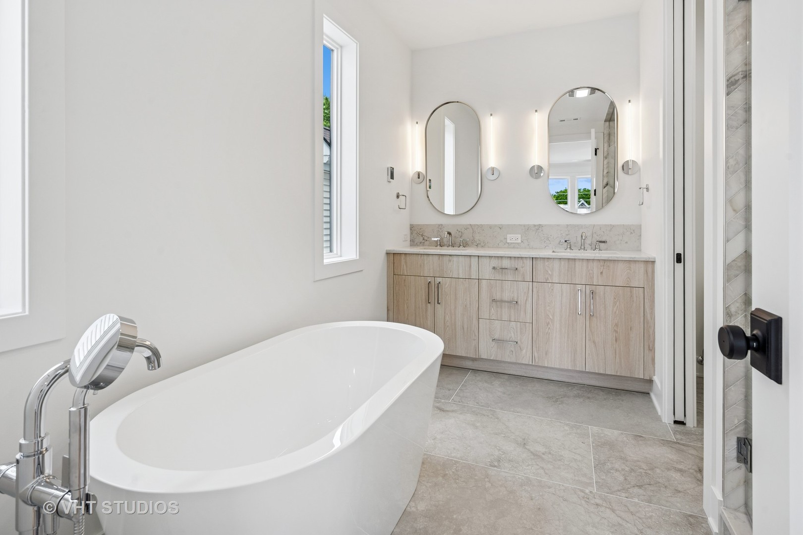 2124 W Waveland Avenue