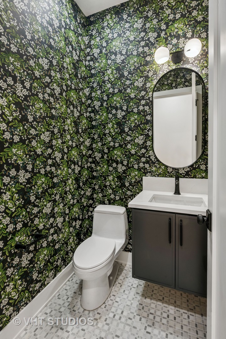 2124 W Waveland Avenue