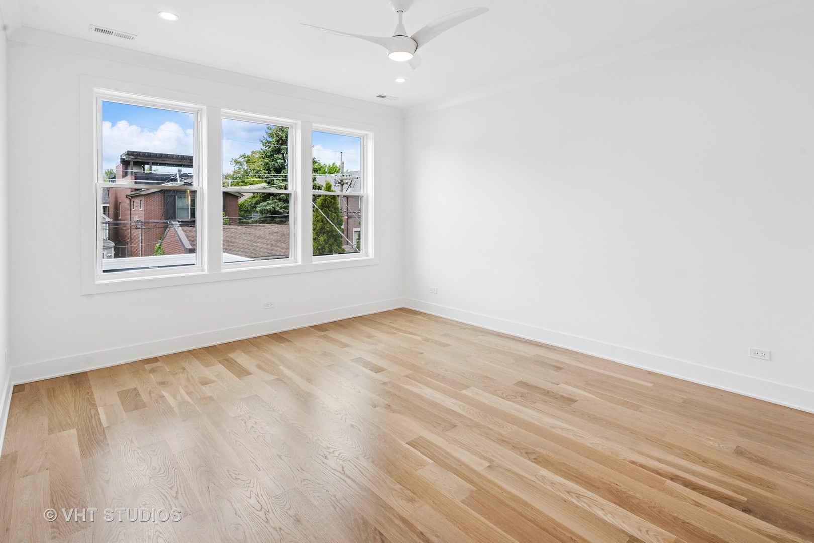 2124 W Waveland Avenue